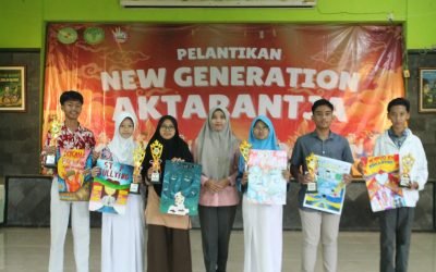 WhatsApp Image 2025-02-24 at 14.55.16 Alisha, 3 dari kiri sedang  berpose dengan peserta lain